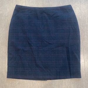 Banana Republic Pencil Skirt in Subtle Purple Plaid. Size 4